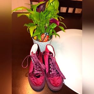 Girls Old Navy shoes. Size 1. Cute velvet burgundy